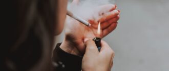 10 наслідків куріння для шкіри та, як їх усунути