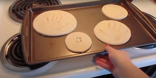 Зліпок руки з солоного тіста