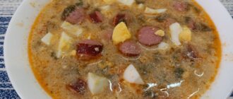 Український борщ з ковбасками: класика з новим звучанням